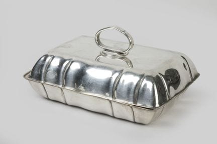 Gehäuse aus versilbertem Metall mit einklappbarem 