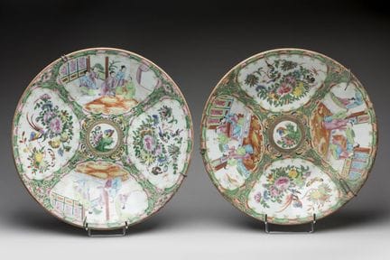 Ein Paar Porzellanteller mit Motiven von Palastsze