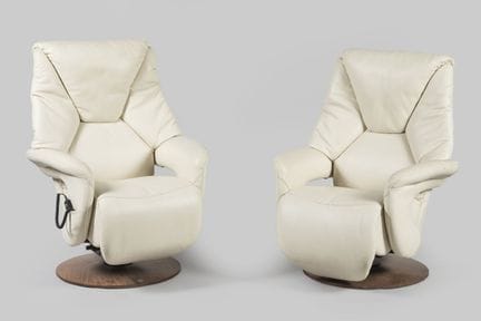 Deux FAUTEUILS électriques en cuir blanc modulable