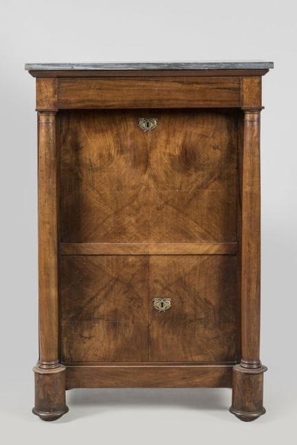SECRETAIRE en noyer et placage de noyer, ouvrant à