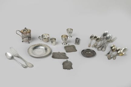 Besteckset, Tassen, kleine Teller, Tassen und Sons
