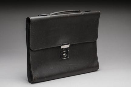 WESTON. Tasche aus braunem genarbtem Leder. Leicht