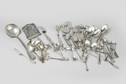 Set aus versilbertem Metall, bestehend aus vier Pf