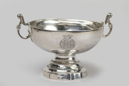 Hochzeitsbecher aus Silber mit Wappenverzierung ei