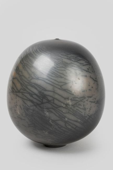 Petit VASE en raku. Porte une signature BAYLT, dat