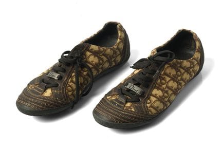 DIOR – Ein Paar hohe Damen-Sneaker aus Glattleder 