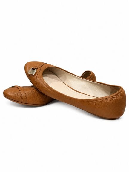 DIOR – Ein Paar Ballerinas aus goldfarbenem Leder,