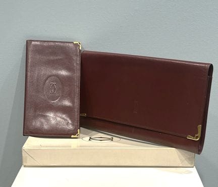 CARTIER - POCHETTE en cuir bordeaux box monogrammé