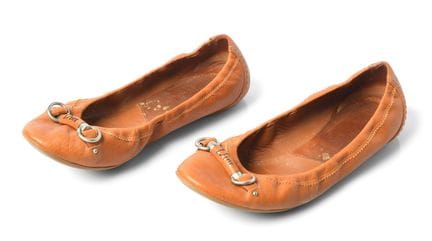 DIOR – Ein Paar BALLERINAS aus goldfarbenem Leder 