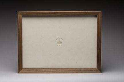 ROLEX - PRESENTOIR en bois de forme rectangulaire,