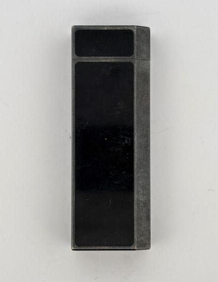 Must de CARTIER. Briquet en métal et laqué noir. S