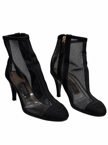 CHANEL – Paar STIEFELETTEN aus schwarzem Netzstoff