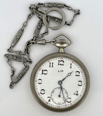 LIP - MONTRE de gousset en métal, cadran fond blan