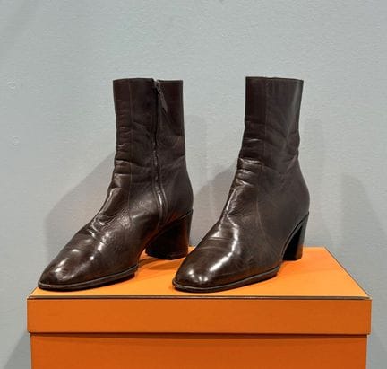 HERMÈS – Paar braune Stiefeletten aus Glattleder, 