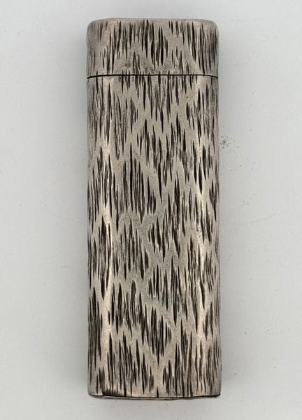 CARTIER. Briquet en argent brossé. Signé et numéro