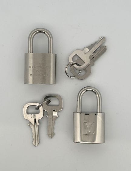 Louis VUITTON - Deux CADENAS dont un en métal arge