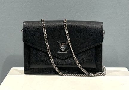 Louis VUITTON - SAC bandoulière modèle "Mylockme" 