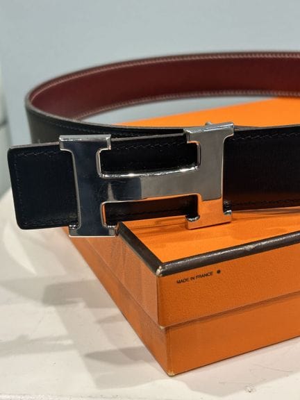 HERMÈS – Wendegürtel aus schwarzem Box-Leder und b