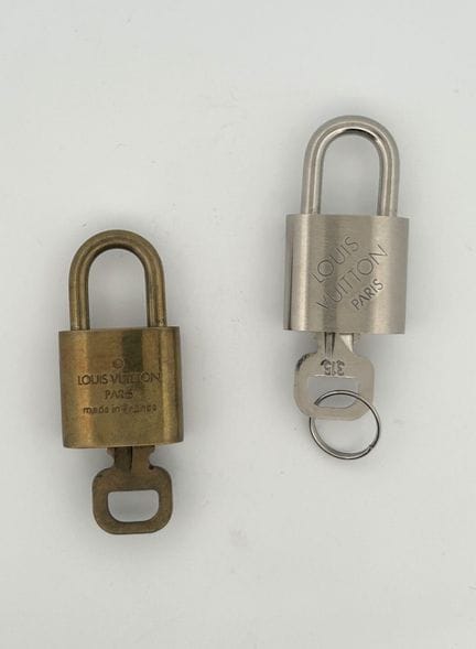 Louis VUITTON - CADENAS en métal argenté (315) et 