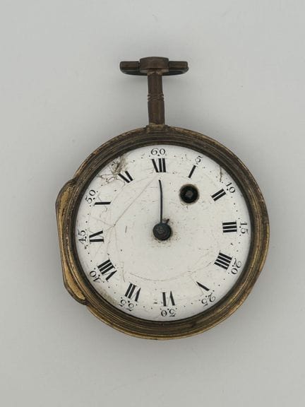 MONTRE oignon en métal doré et orné au dos d'une p