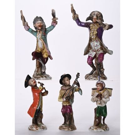 SAXE. 5 FIGURAS de porcelana que representan monos