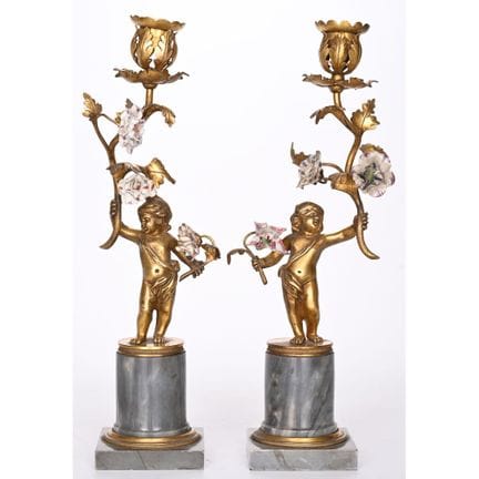 PAR DE CANDELEROS DE ESTILO LUIS XVI de bronce dor