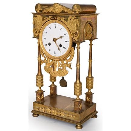 RELOJ DE PENDULO DE ESTILO IMPERIO, de bronce dora