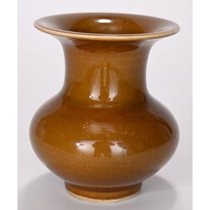 PEQUEÑO JARRÓN de porcelana china esmaltada en col