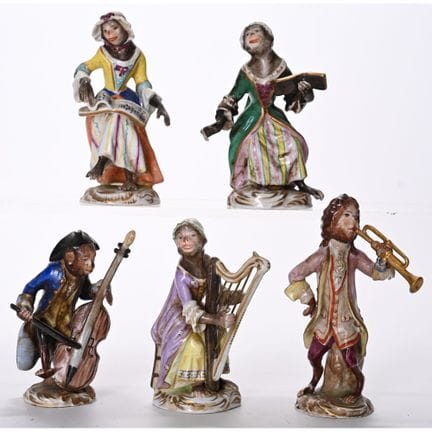 SAXONIA. 5 FIGURAS de porcelana que representan mo