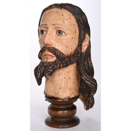 CHRISTUSKOPF aus polychromem Holz. Er ruht auf ein