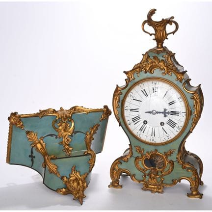RELOJ DE ALCOBA DE LUIS XV, de cuerno verde y bron
