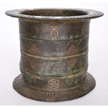 MORTARO arabo in bronzo di forma cilindrica, decor