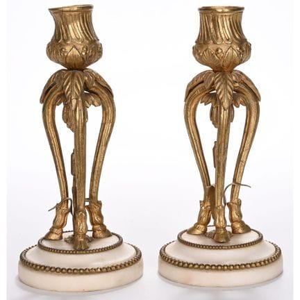 PAR DE PEQUEÑOS CANDELABROS DE ESTILO LUIS XVI de 
