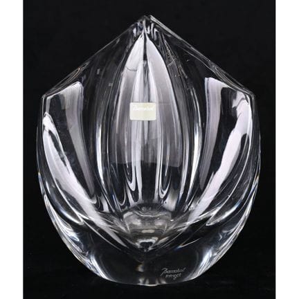 BACCARAT. JARRÓN de cristal con una bonita forma. 