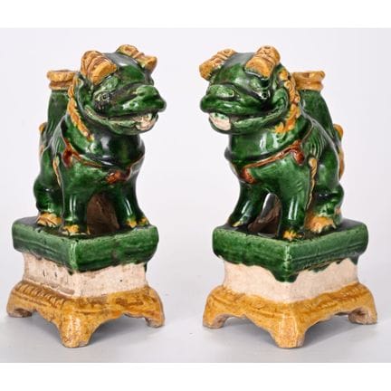 COPPIA DI MAGOT in ceramica smaltata. Raffigurano 