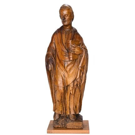 Geschnitzte Holzfigur, die einen Evangelisten dars