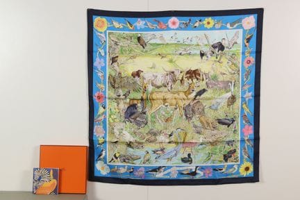 HERMES - Carré en twill de soie imprimé et titré "