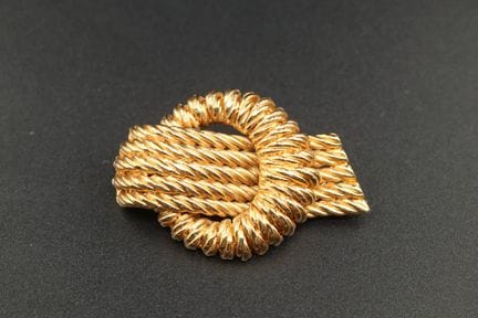 BALENCIAGA - Broche en métal doré à motif d'un cor