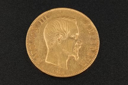 Eine 100-Franc-Goldmünze von 1858 mit dem Bildnis 