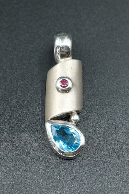 Pendentif moderniste en argent partiellement amati