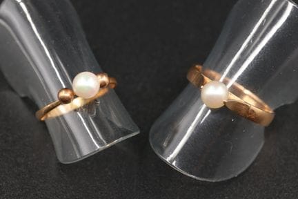 Zwei Solitärringe aus 18-karätigem Gelbgold (750°/