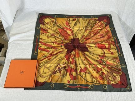 HERMES - Carré en twill de soie imprimé et titré "