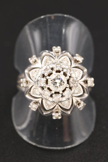 Blumenring aus 18 Karat Weißgold (750°/00) und Pla