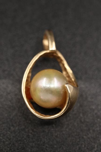 Tropfenförmiger Anhänger aus 9K-Gelbgold (375°/00)