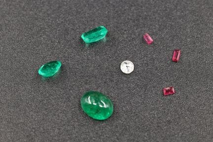 Lot de pierres de couleur sur papier dont émeraude