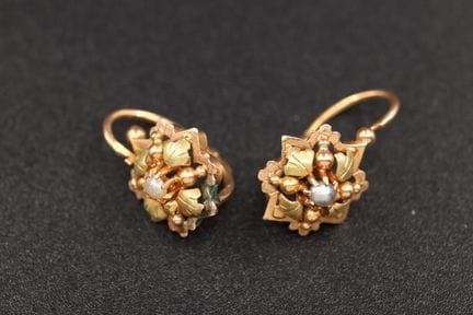 Ein Paar antike Ohrringe aus 18-karätigem Gold (75