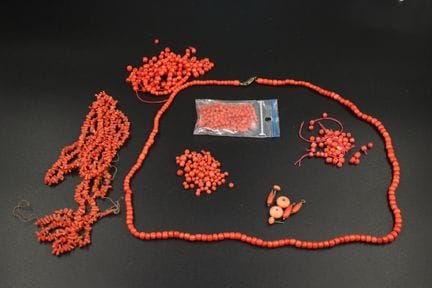 Collier de perles de corail (à remonter). On y joi