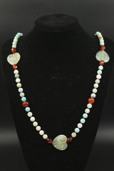 Modeschmuck-Halskette aus Halbedelsteinperlen, dar