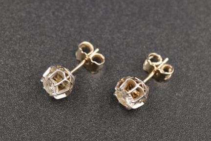 Ein Paar Ohrstecker aus 18-karätigem Gold (750°/00