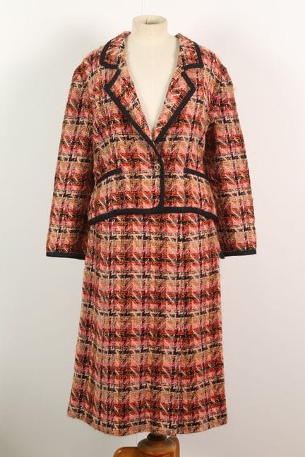 CHANEL Boutique - Tailleur en tweed de laine rouge